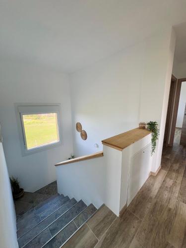 a white kitchen with a counter and a window at Villa Ikigai Costa in Villaviciosa