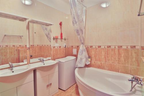 Ένα μπάνιο στο Spacious Prague View Apartment