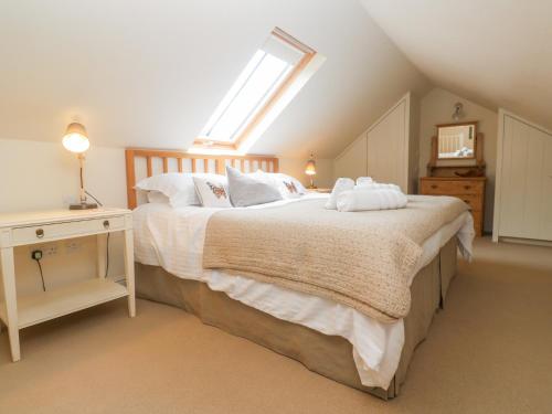 ein Schlafzimmer mit einem großen Bett mit Fenster in der Unterkunft No 1 The Hinges in Newquay