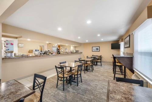 un ristorante con tavoli e sedie e un bar di Best Western Executive Inn & Suites a Colorado Springs