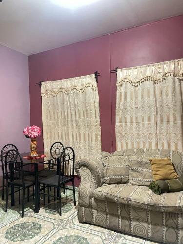 a living room with a couch and a table at Jeshua's Apart en San Pedro Sula in Cerro Pelón