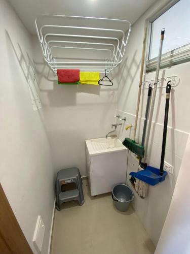 Playa Bello HorizonteU-GO Oasis: Encanto y Confort Frente al Mar en Santa Marta的带水槽和镜子的小浴室