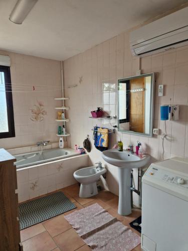 une salle de bain avec une baignoire, un lavabo et des toilettes dans l'établissement la mer à 200m, au Grau-dʼAgde