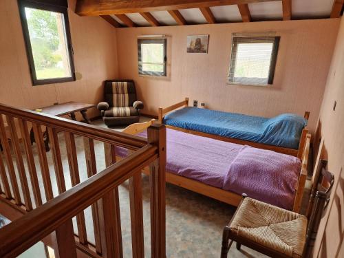 une chambre avec un lit superposé dans une pièce dans l'établissement la mer à 200m, au Grau-dʼAgde