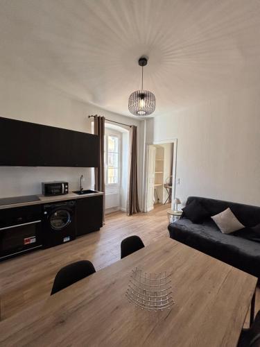 un salon avec un canapé et une table dans l'établissement Magnifique grand T3 refait à neuf en 2025 plein centre corte 13 cours paoli wifi écran plat lave linge 6 couchages, à Corte