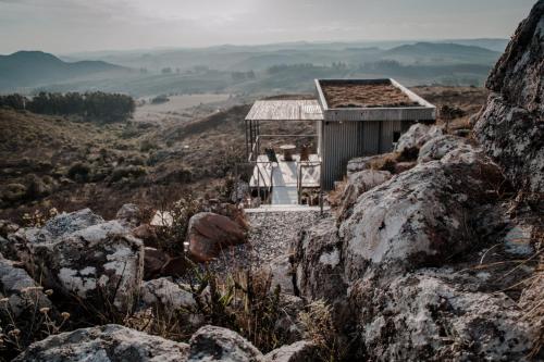 a small building on top of a mountain at Eco-Suite Estación Penitente in Minas