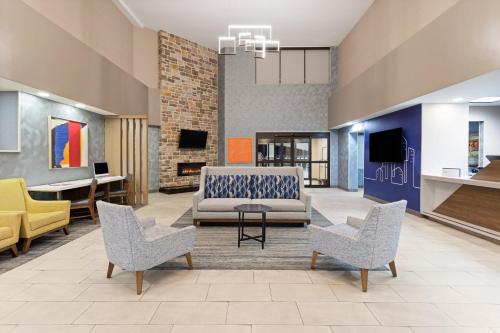 a lobby with a couch and chairs and a table at Holiday Inn Express Harrisburg I-81 - Hershey By IHG in Manadahill