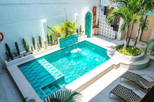 a swimming pool in the middle of a yard at Casana Rosa Hotel in Santa Marta