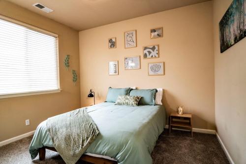 Postel nebo postele na pokoji v ubytování Eat-Sleep-Stroll-Repeat! Walkable Midtown 2BR Home