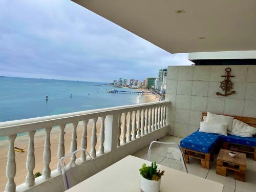 O vedere generală la mare sau o vedere la mare
luată din acest apartament