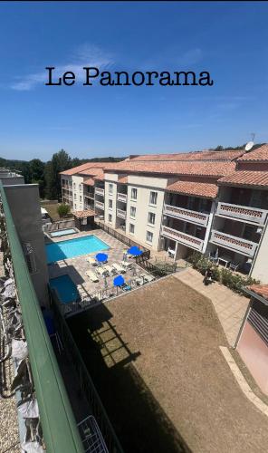 - une vue sur un hôtel avec une piscine dans l'établissement Le Panorama, à Gréoux-les-Bains