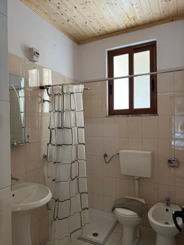 een badkamer met toilet en wastafel bij DD Villa 3 in Berat