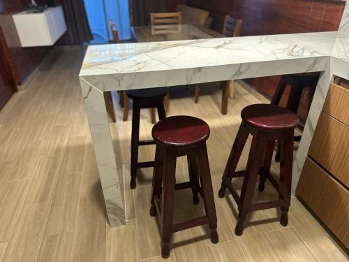a kitchen island with two stools and a counter top at toque sudamericano bien ubicado in Tampico