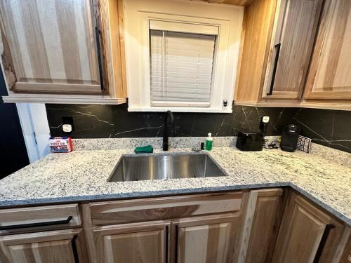 una cucina con un lavello e un piano di lavoro di #1 - 5BR 1BA - Unit A - Private Entire Home - WiFi a Midland