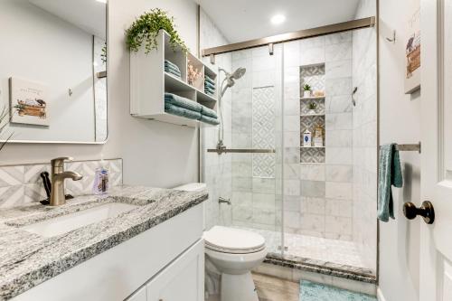 Un baño de Renovated Logan Home with Pond and Fire Pit