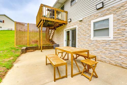 Un balcón o terraza en Renovated Logan Home with Pond and Fire Pit