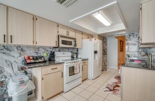 Dapur atau dapur kecil di 11 Mi to Dtwn Ocala Home with Screened-In Lanai!