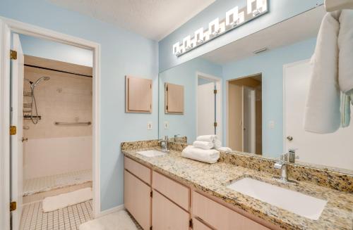Bilik mandi di 11 Mi to Dtwn Ocala Home with Screened-In Lanai!