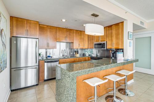 Kuchyň nebo kuchyňský kout v ubytování Walk to Beach Luxury Biloxi Condo with Pool Access!