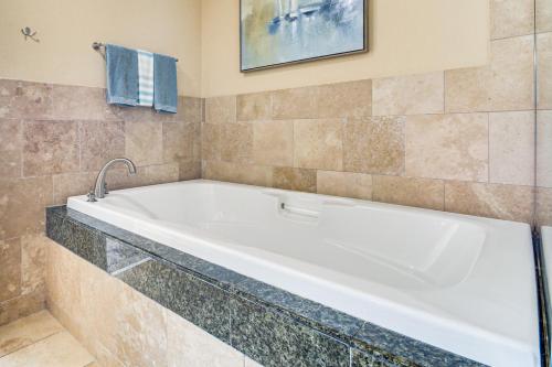 Koupelna v ubytování Walk to Beach Luxury Biloxi Condo with Pool Access!