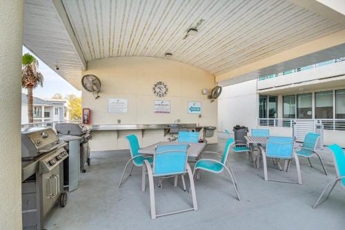 Fotografie z fotogalerie ubytování Walk to Beach Luxury Biloxi Condo with Pool Access! v destinaci Biloxi