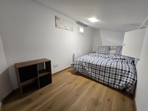 une petite chambre avec un lit et une télévision dans l'établissement E2 - Elégant appartement neuf intramuros climatisé, à Avignon