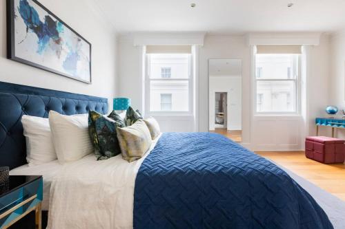 Postel nebo postele na pokoji v ubytování Townhouse Mansion By Buckingham Palace