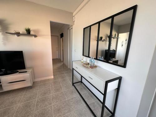 Televisyen dan/atau pusat hiburan di Costa Serena apartment 1ª línea