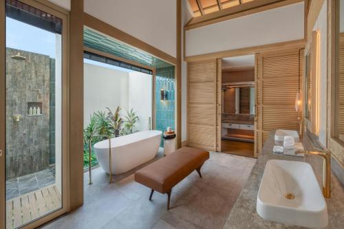 マレにあるJW Marriott Maldives Kaafu Atoll Island Resortのバスタブと洗面台のあるバスルーム