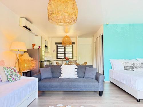 un salon avec un canapé et un lit dans l'établissement Charming cozy beachfront studio with parking and wifi, à Bora Bora
