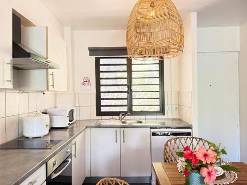 Cuisine ou kitchenette dans l'établissement Charming cozy beachfront studio with parking and wifi