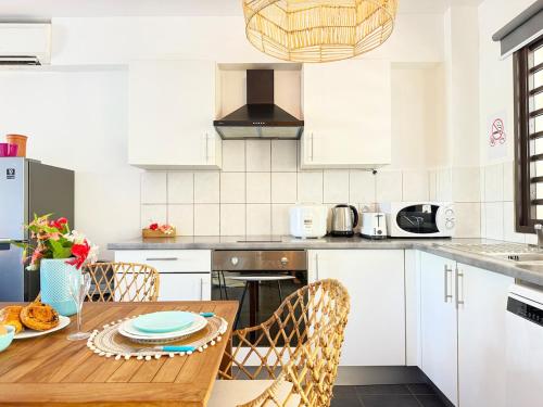 Cuisine ou kitchenette dans l'établissement Charming cozy beachfront studio with parking and wifi