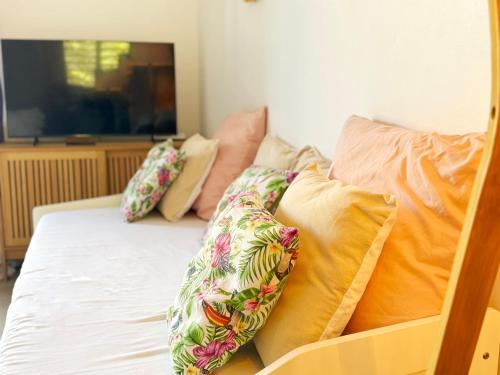 Un ou plusieurs lits dans un hébergement de l'établissement Charming cozy beachfront studio with parking and wifi