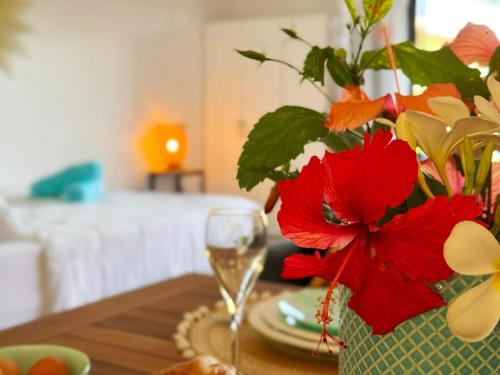 Photo de la galerie de l'établissement Charming cozy beachfront studio with parking and wifi, à Bora Bora
