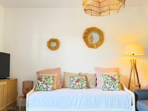 Un ou plusieurs lits dans un hébergement de l'établissement Charming cozy beachfront studio with parking and wifi