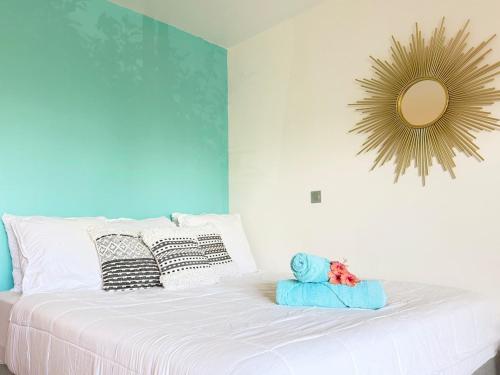 Un ou plusieurs lits dans un hébergement de l'établissement Charming cozy beachfront studio with parking and wifi