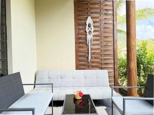 Coin salon dans l'établissement Charming cozy beachfront studio with parking and wifi