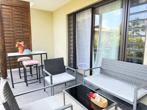 Coin salon dans l'établissement Charming cozy beachfront studio with parking and wifi