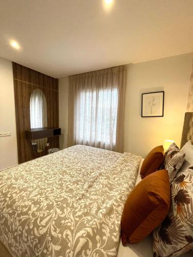 a bedroom with a large bed and a window at Sublime appart au centre d’oujda avec parking in Oujda
