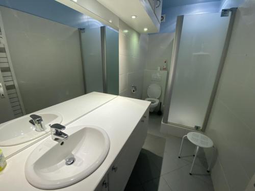 une salle de bain blanche avec un lavabo et des toilettes dans l'établissement Studio in Knokke with Stunning Sea Views, à Knokke-Heist
