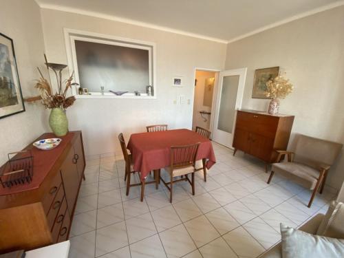 une cuisine et une salle à manger avec une table et des chaises dans l'établissement Studio in Knokke with Stunning Sea Views, à Knokke-Heist