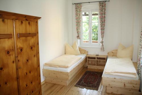 ミルシュタットにあるDomitian 2のベッド2台と窓が備わる客室です。