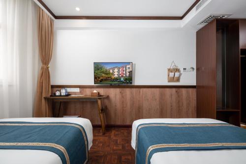Postel nebo postele na pokoji v ubytování Nost algia Hotel Beijing YongheLama & Nanluoguxiang 时光漫步酒店北京雍和宫南锣鼓巷店 Free fresh ground coffee,Free laundry service