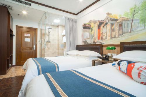 Postel nebo postele na pokoji v ubytování Nost algia Hotel Beijing YongheLama & Nanluoguxiang 时光漫步酒店北京雍和宫南锣鼓巷店 Free fresh ground coffee,Free laundry service