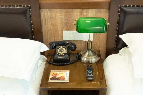 Postel nebo postele na pokoji v ubytování Nost algia Hotel Beijing YongheLama & Nanluoguxiang 时光漫步酒店北京雍和宫南锣鼓巷店 Free fresh ground coffee,Free laundry service