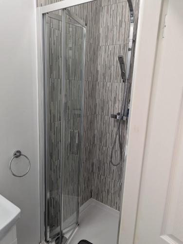 Bilik mandi di Darwin Stays - Service Accommodation in Newcastle under Lyme City Centre