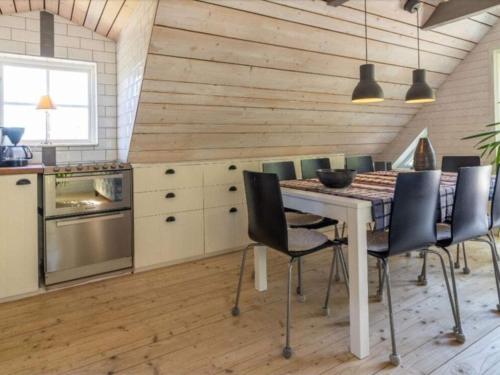 Η κουζίνα ή μικρή κουζίνα στο 4 star holiday home in Drottningskär