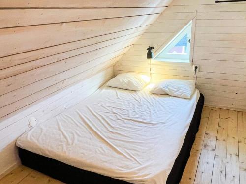 Ένα ή περισσότερα κρεβάτια σε δωμάτιο στο 4 star holiday home in Drottningskär