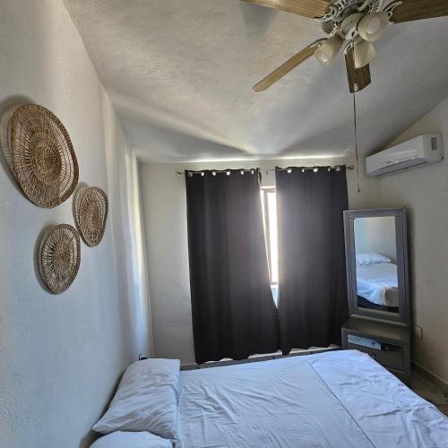 a bedroom with a bed and a ceiling fan at Casa Marina, Playa y Aeropuerto cerca in Puerto Vallarta