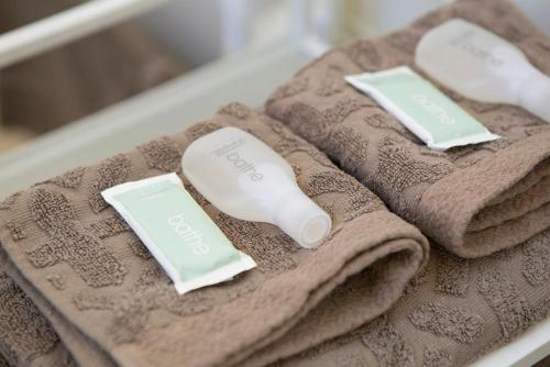 Ein Haufen Handtücher auf einem Waschbecken in der Unterkunft City lights, Jewel in the Crown, Waiheke Island in Waiheke Island